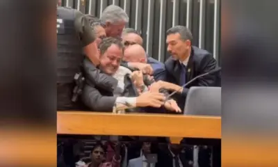 Glauber Braga é retirado à força após ocupar a Mesa Diretora da Câmara