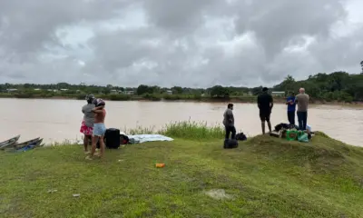 Lancha com cerca de 15 passageiros quase naufraga no Rio Juruá