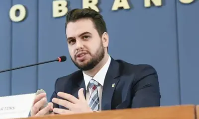 PF prende Filipe Martins, ex-assessor de Bolsonaro, após ordem de Moraes