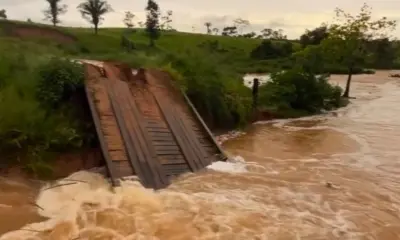 Ponte de madeira desaba após fortes chuvas e isola moradores no interior
