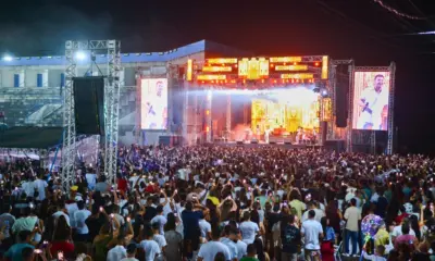 Show de Eduardo Costa atrai multidão ao Réveillon de Cruzeiro do Sul