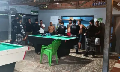 Pichações de facção levam PM a deflagrar operação com prisões em Mâncio Lima