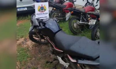 Assaltantes escapam da polícia e abandonam veículos em área de mata