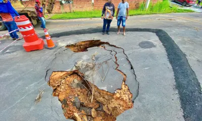 Cratera interdita trecho da Avenida São Paulo após chuvas em Cruzeiro do Sul