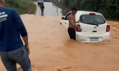 Chuva fora da previsão atinge Brasileia e deixa dezenas de ruas alagadas