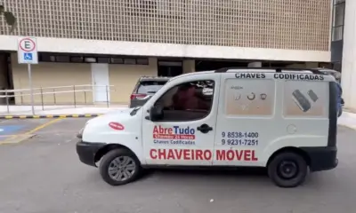 Vídeo mostra chaveiro deixando prédio onde fica imóvel funcional de Velloso