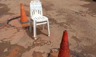 Protesto criativo chama atenção para rua intrafegável no Morada do Sol