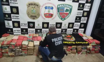 Polícia apreende cerca de meia tonelada de drogas enterradas em praia no interior do AM