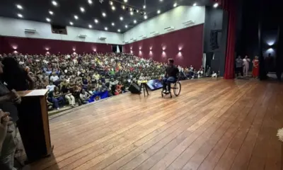 Teatro dos Nauas lota para palestra motivacional de Fernando Fernandes em Cruzeiro do Sul