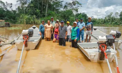 Zezinho Barbary entrega barcos motorizados a comunidades ribeirinhas de Mâncio Lima
