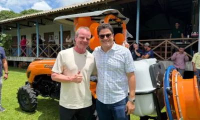 Cooperativa recebe trator com emendas de Pedro Longo e Eduardo Ribeiro