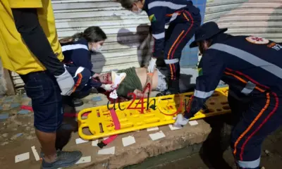 Jovem fica gravemente ferido após perder controle de moto e bater em loja