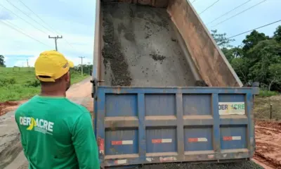 Obra de drenagem do Deracre libera trecho da Rodovia AC-10 em Porto Acre