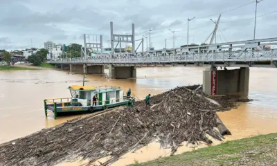 Defesa Civil e Marinha intensificam retirada de balseiros na ponte metálica em Rio Branco
