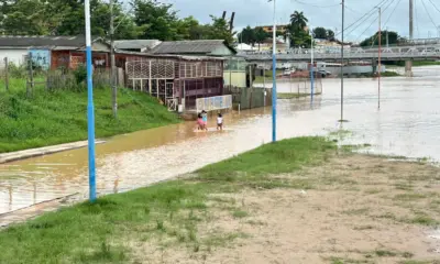 Rua da Base é coberta pelas águas do Rio Acre, que está a 1 cm do transbordamento