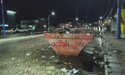 Motorista colide com caixa de entulho de ferro e danifica a frente do veículo