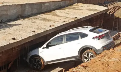Carro entra em trecho interditado e cai em obra do Complexo Viário