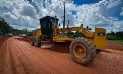 Deracre prepara base da Estrada Dias Martins para asfaltamento, em Rio Branco