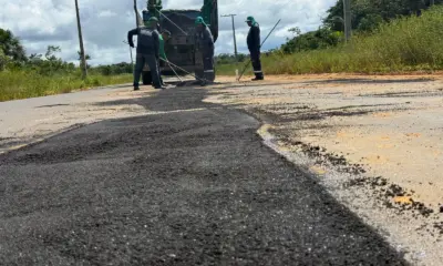 Deracre realiza operação tapa-buraco na AC-405 em Mâncio Lima