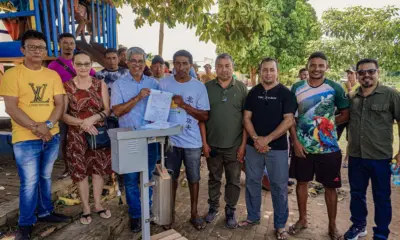 Edvaldo Magalhães entrega kits de beneficiamento de açaí e barcos a comunidades de Jordão