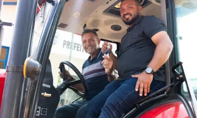 Zezinho Barbary fortalece a agricultura com entrega de trator no Jordão