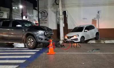 Colisão entre caminhonete e carro causa danos em cruzamento do Centro