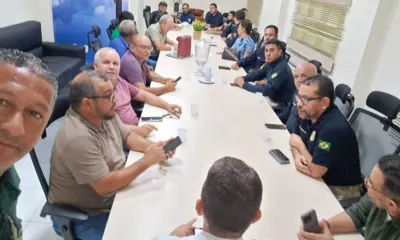 Taxistas recuam de bloqueio de rodovias após promessa de fiscalização contra transporte clandestino no Acre