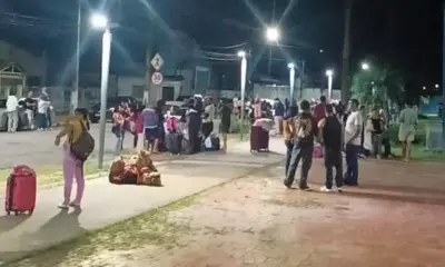 Passageiros esperam por horas ônibus de excursão para Rondônia em Rio Branco