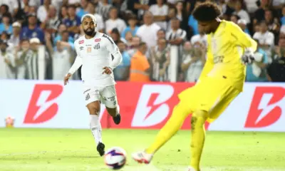 Santos e Corinthians empatam com gol de Gabigol em falha de Hugo