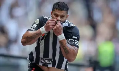 Hulk faz golaço, Atlético-MG vira sobre Cruzeiro e vence a primeira no ano