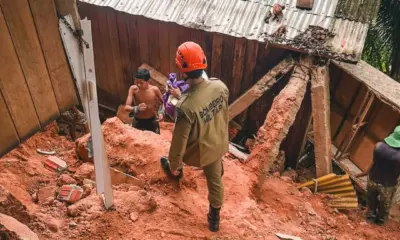 Bombeiros e Defesa Civil interditam residência após deslizamento de terra em Cruzeiro do Sul