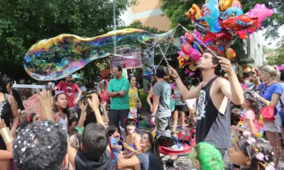 Carnaval: pais não devem postar imagens de crianças, diz pesquisador