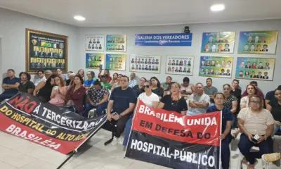 Servidores do Hospital de Brasiléia protestam contra terceirização em sessão na Câmara de Vereadores