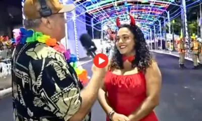 Fantasias de carnaval chamam atenção na Praça da Revolução