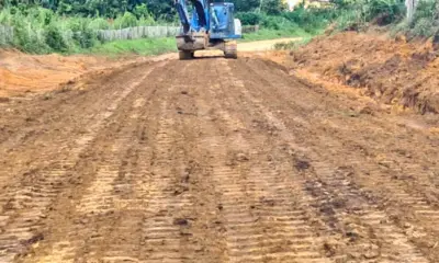 Famílias do Ramal da Buritirana recebem apoio do Deracre para manter acesso em Cruzeiro do Sul