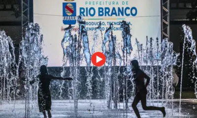 Fonte interativa vira ponto de encontro no Carnaval de Rio Branco