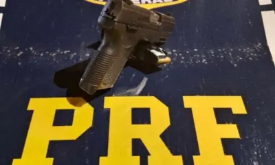 PRF cumpre mandados de prisão e apreende arma na BR-317