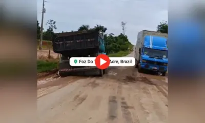 Caminhão atola na BR-364 próximo ao rio Tauari, em Tarauacá