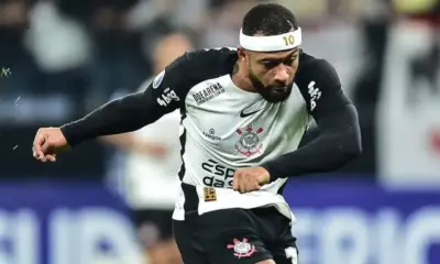 Memphis perde pênalti, Flaco marca, e Palmeiras vence o Corinthians