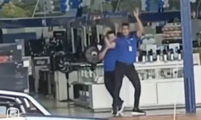 Vendedor chama atenção ao dançar em frente de loja no Acre