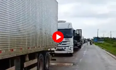 Caminhões com gado e pacientes com prioridade passam na BR-364 interditada