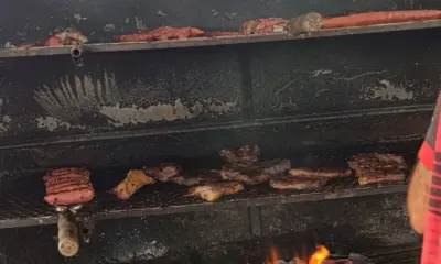Manifestantes de Feijó servem almoço gratuito durante bloqueio da BR-364