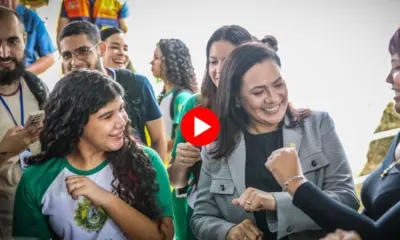 Mailza Assis e Socorro Neri dançam com alunos em escola no Tancredo Neves