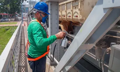 Deracre remove pichações da Ponte Metálica em Rio Branco