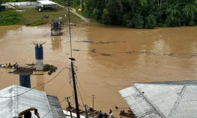 Deracre retira balseiros de pilares da passarela sobre o Rio Amônia