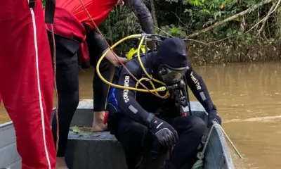 Bombeiros resgatam embarcação e equipamentos de ribeirinho após naufrágio