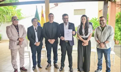 Gladson sanciona lei que autoriza internato na rede estadual de alunos de medicina formados no exterior