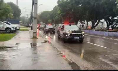 Seis PMs são presos suspeitos de transportar três toneladas de drogas em viaturas em Manaus