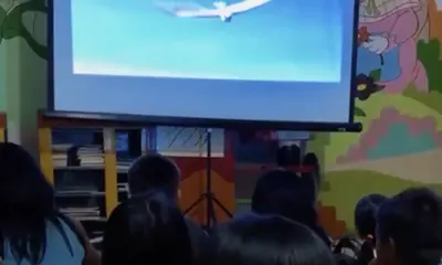 Crianças abrigadas em Sena Madureira devido enchentes recebem sessão de cinema