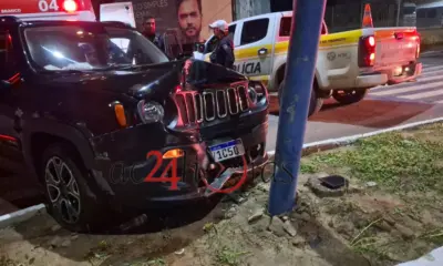 Mulher fica ferida ao colidir carro contra poste em Rio Branco